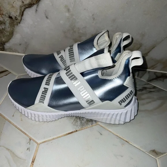 Puma Metallic Sneakers | Size: 7 - Picture 3 of 7